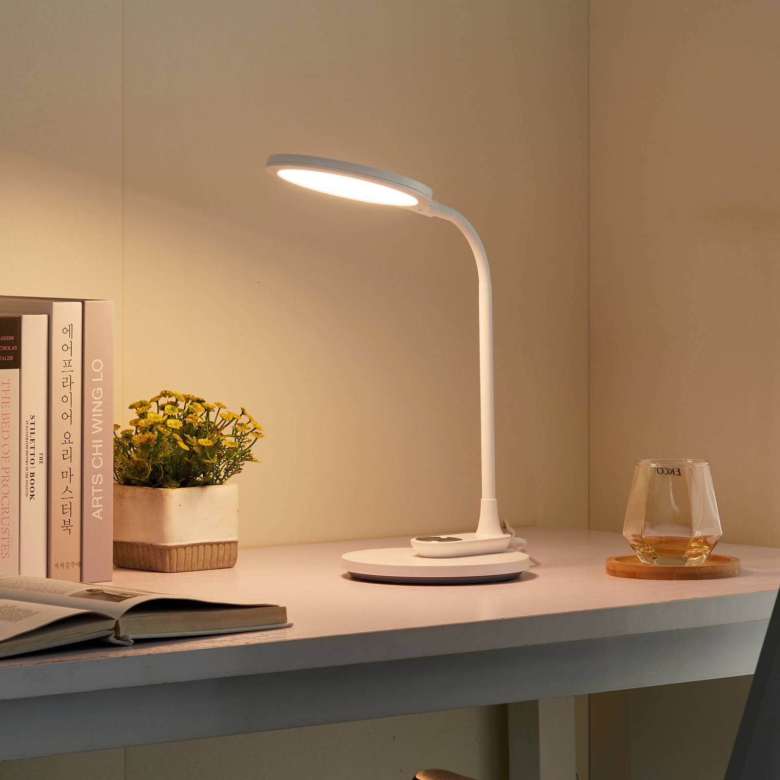 foto del prodotto lindby lampada da tavolo led valtaria, bianco, cct, dimmerabile