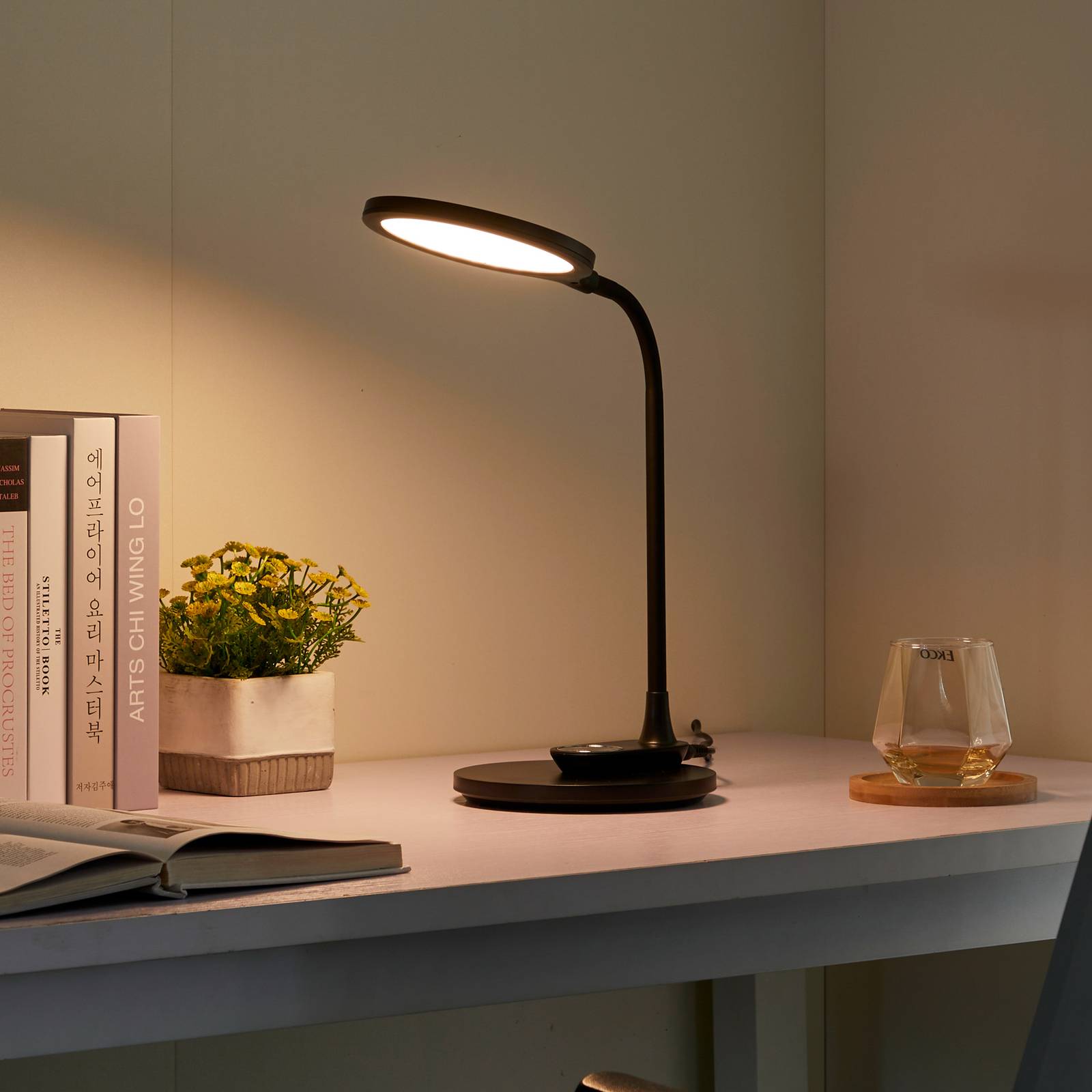 foto del prodotto lindby lampada da tavolo led valtaria, nera, cct, dimmerabile