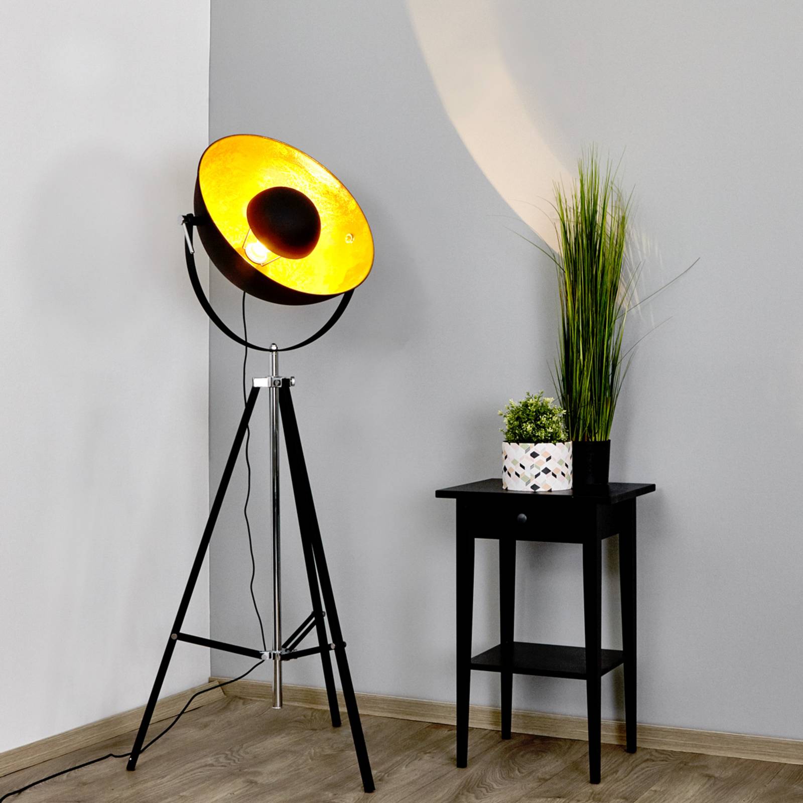 foto del prodotto lindby lampada da terra mineva. nero oro, metallo, altezza 180 cm