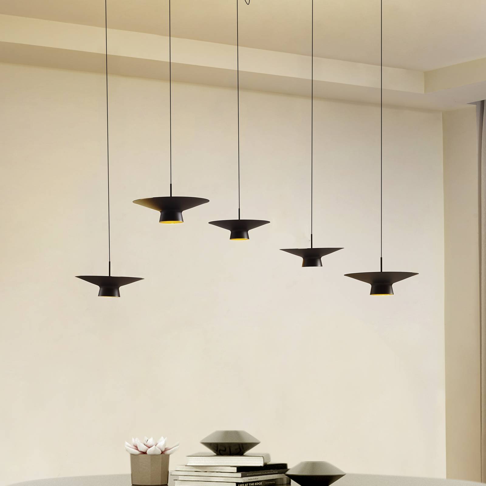 foto del prodotto lindby lampada led a sospensione norvind, a 10 luci, nera, dimmerabile