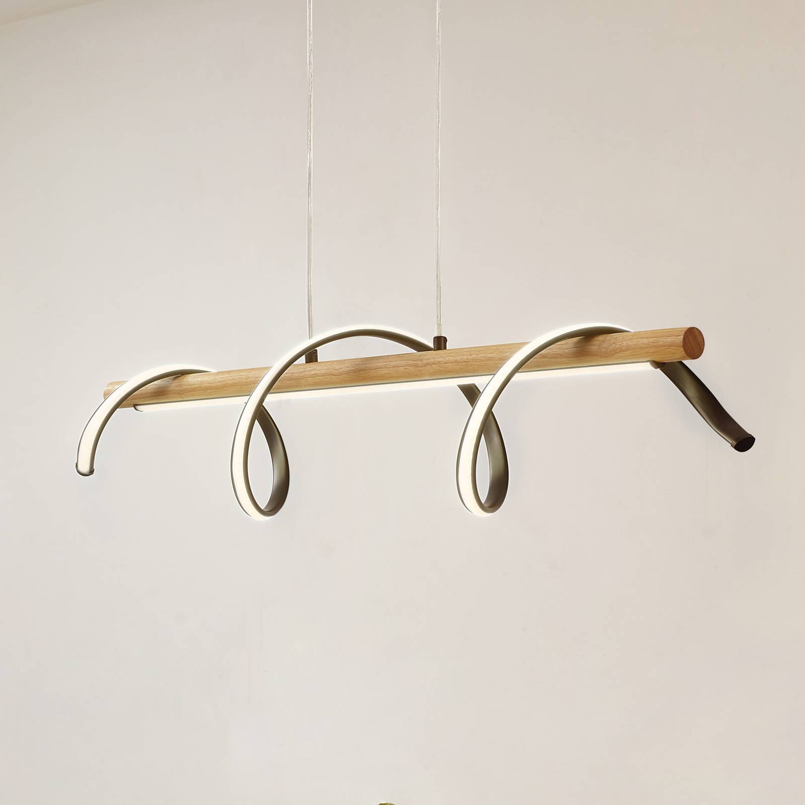 foto del prodotto lindby lampada led a sospensione spiraali, nero, legno, lunghezza 95 cm