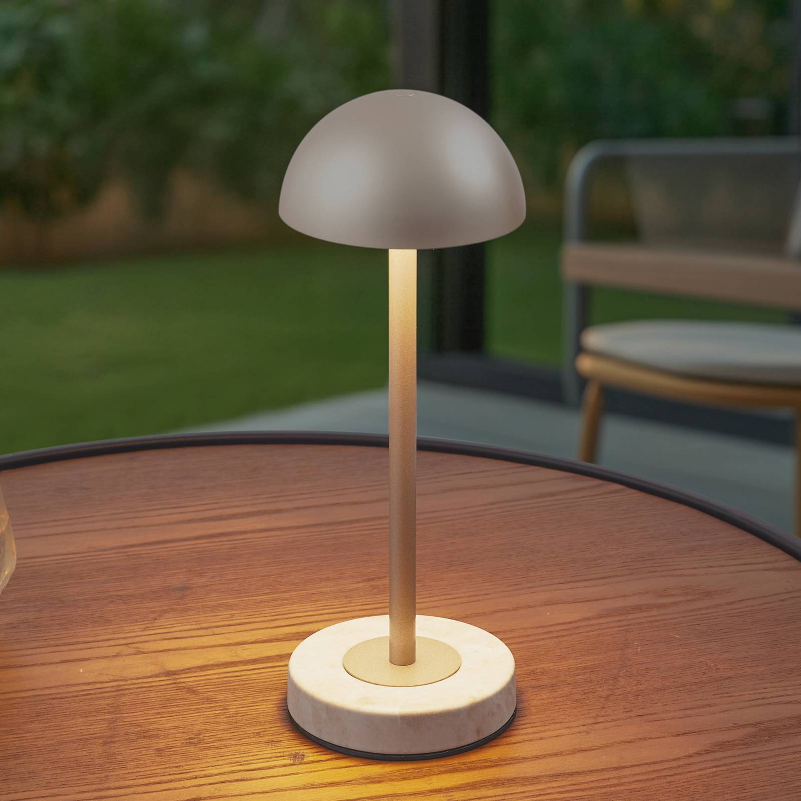 foto del prodotto lindby lampada led da tavolo a batteria pippin, oro travertino, altezza 27 cm