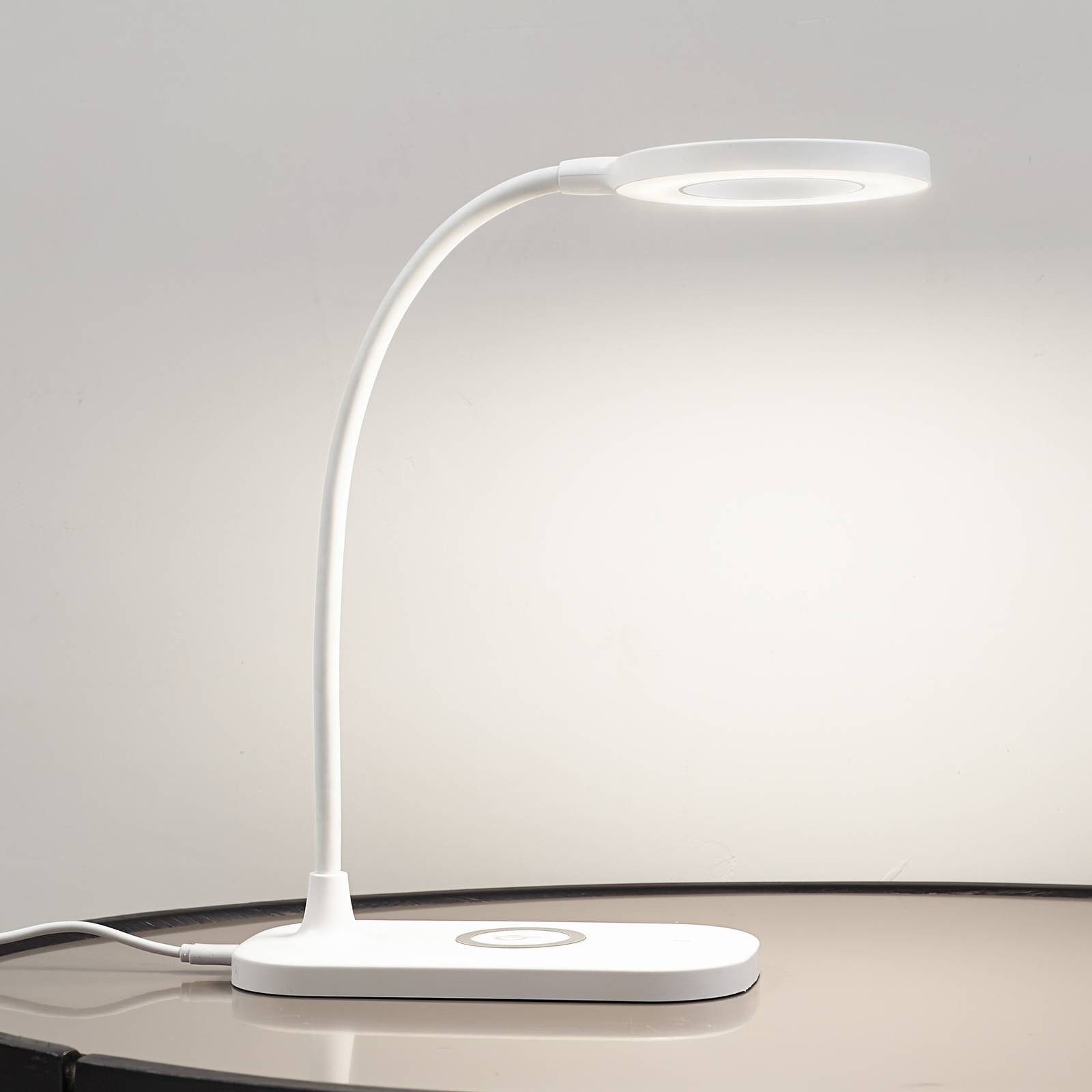 foto del prodotto lindby lampada led da tavolo siona, bianca, cct, dimmerabile, stazione di