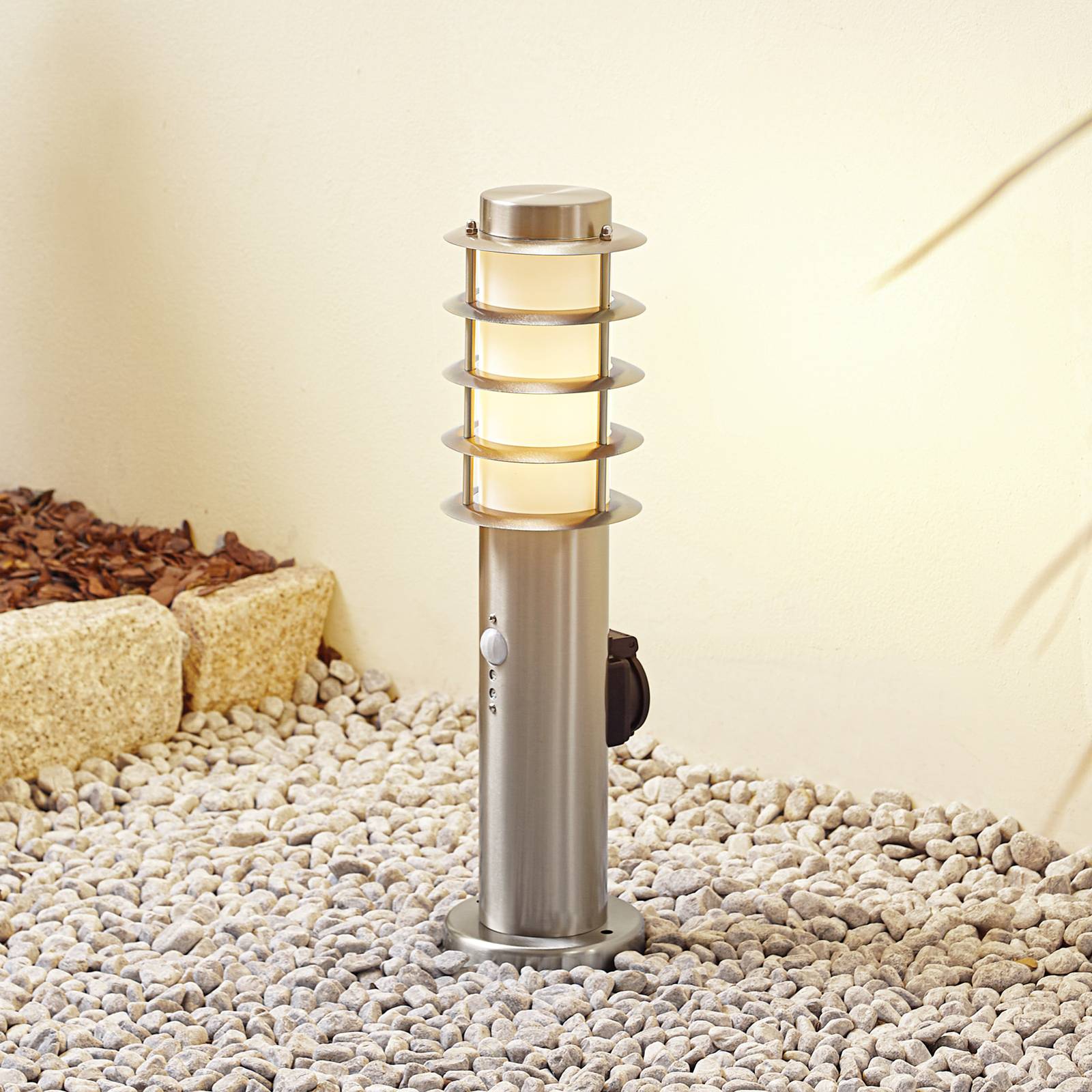 foto del prodotto lindby lampioncino hanja, sensore, acciaio inox, 11,7 cm