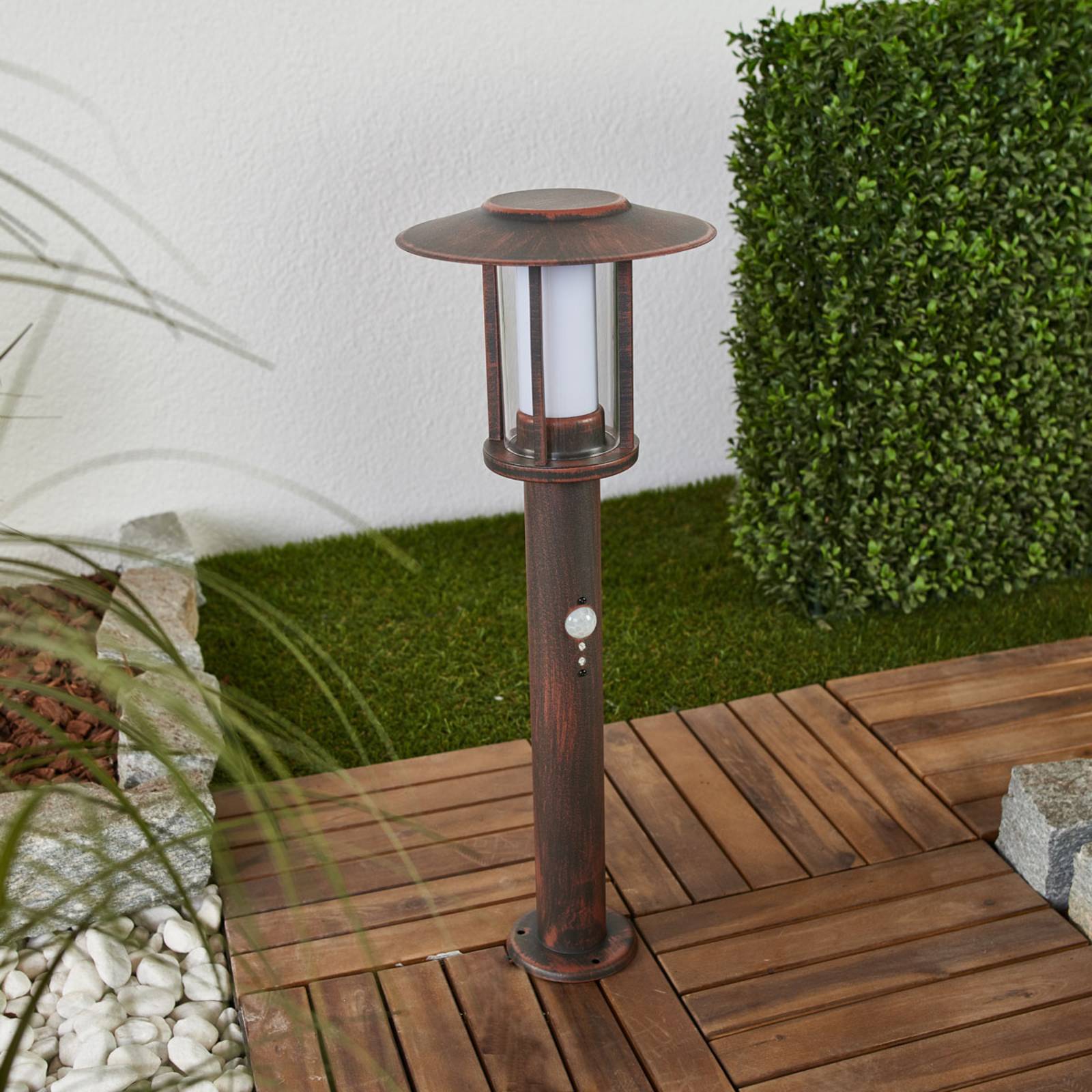 foto del prodotto lindby lampioncino led pavlos, 55 cm, color ruggine, sensore