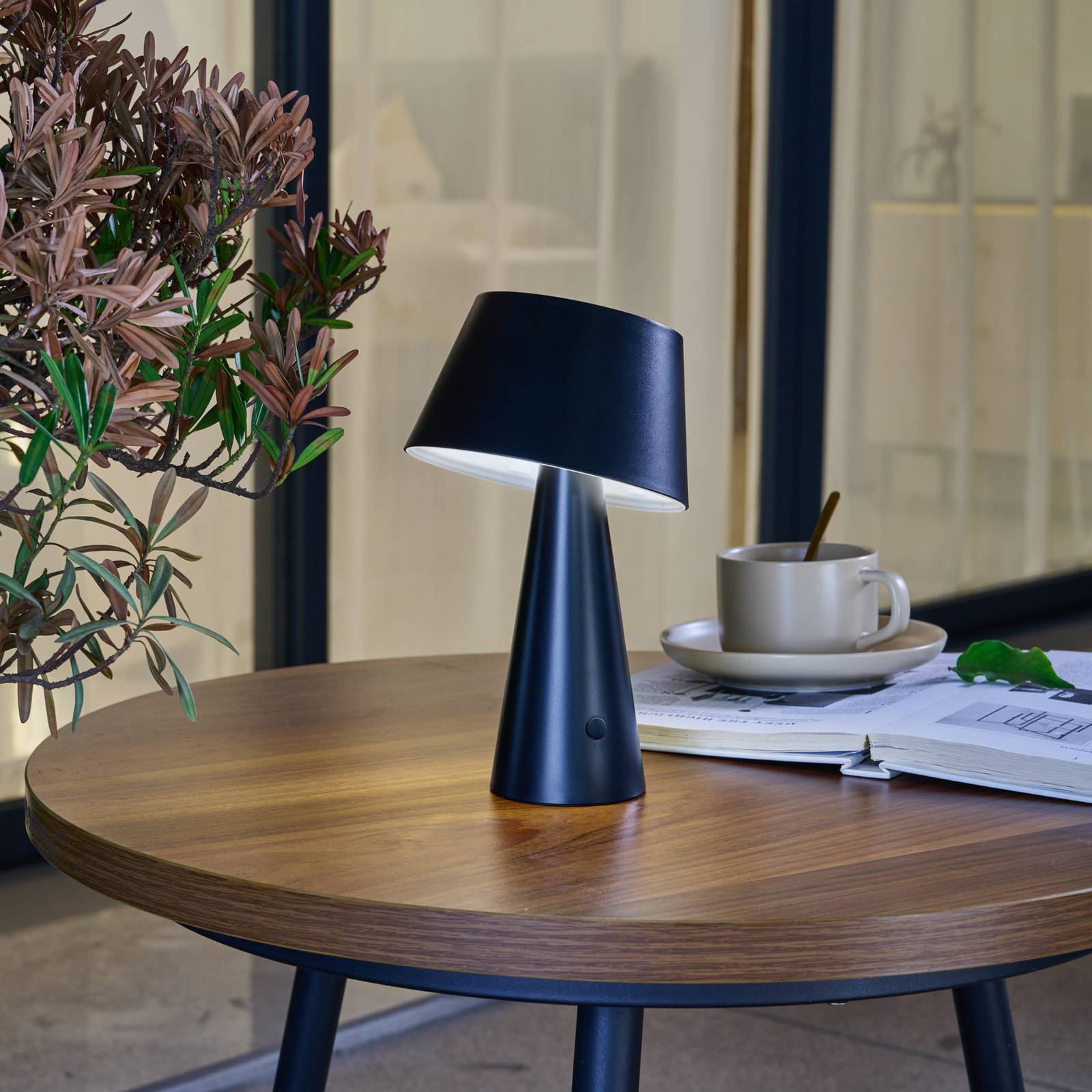 foto del prodotto lindby led lampada solare da tavolo lirinor plastica nera 13 cm
