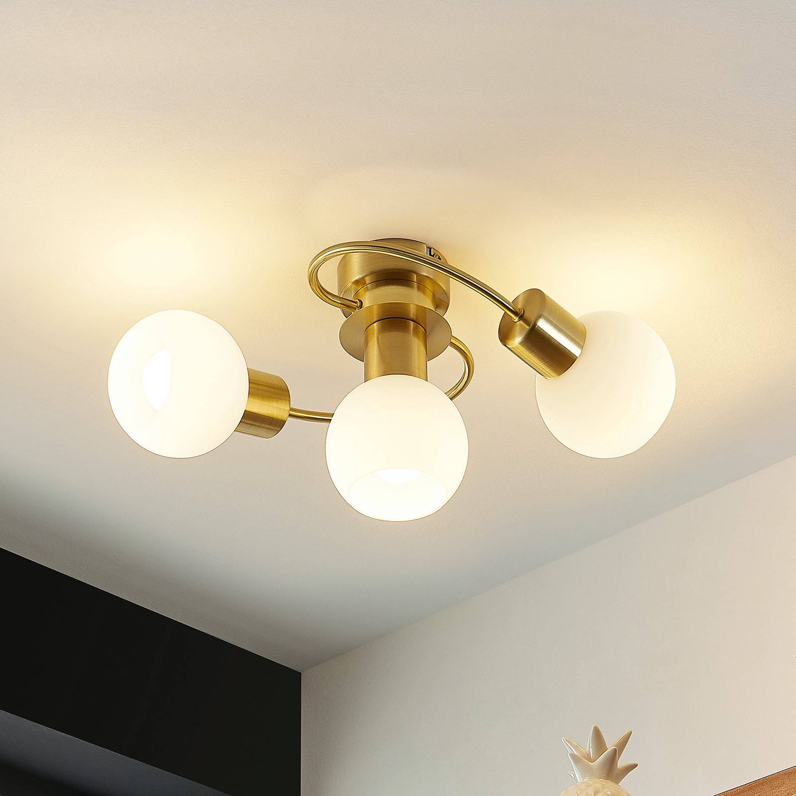 foto del prodotto lindby plafoniera ciala, a 3 luci, colore ottone, vetro