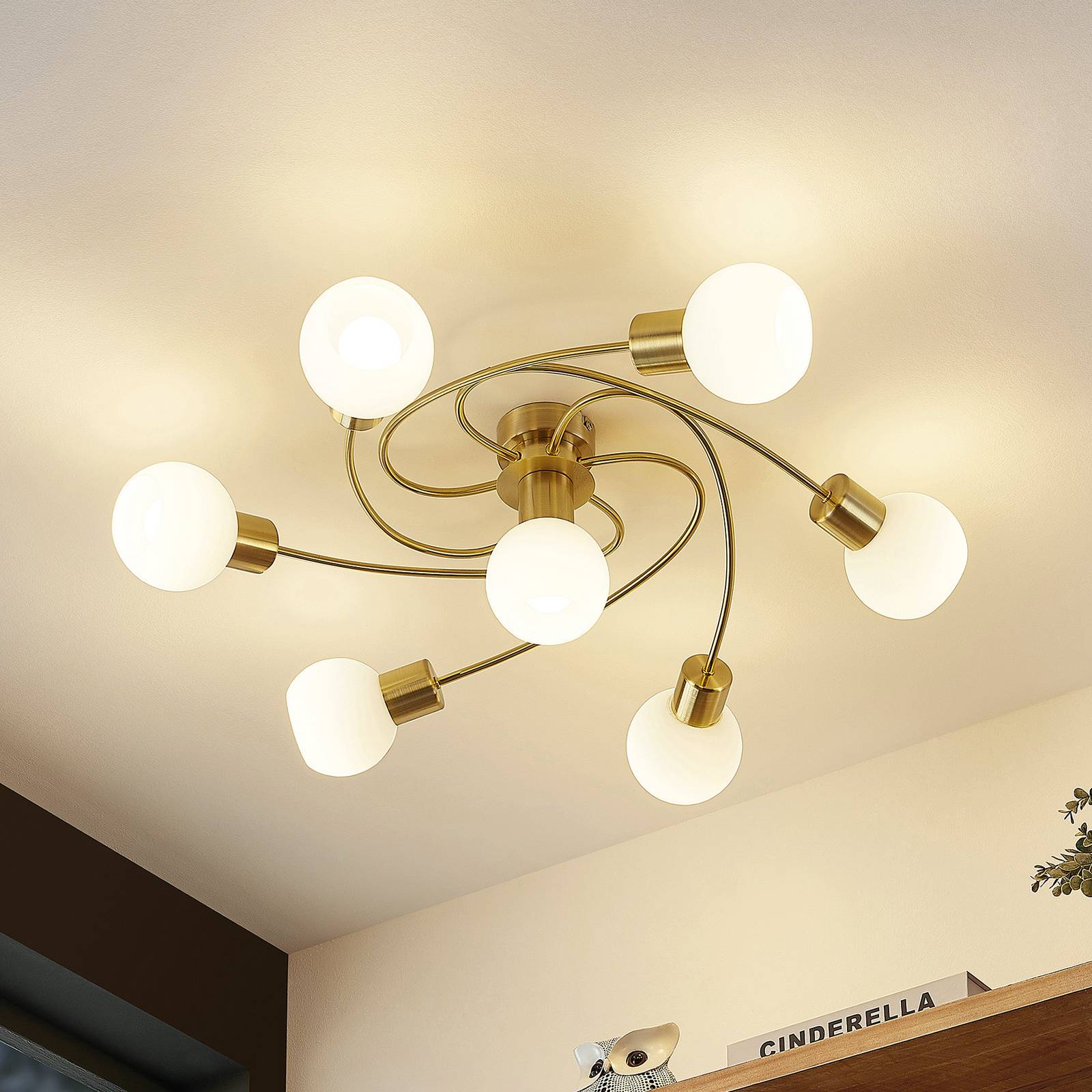 foto del prodotto lindby plafoniera ciala, a 7 luci, colore ottone, vetro