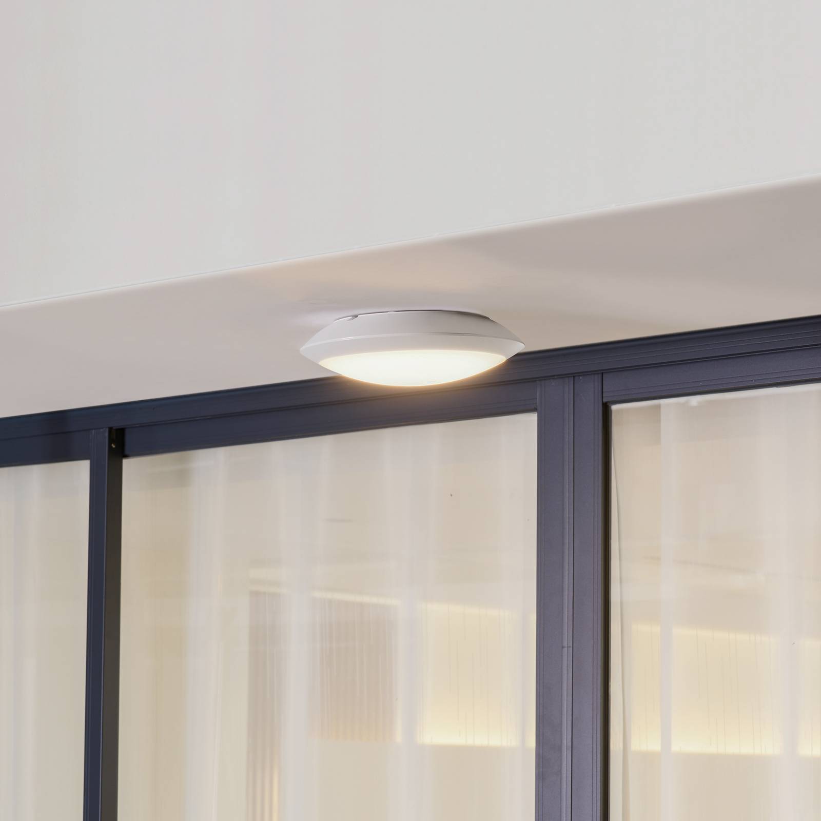 foto del prodotto lindby plafoniera led da esterni naira, bianca, sensore, 30 cm, ip65