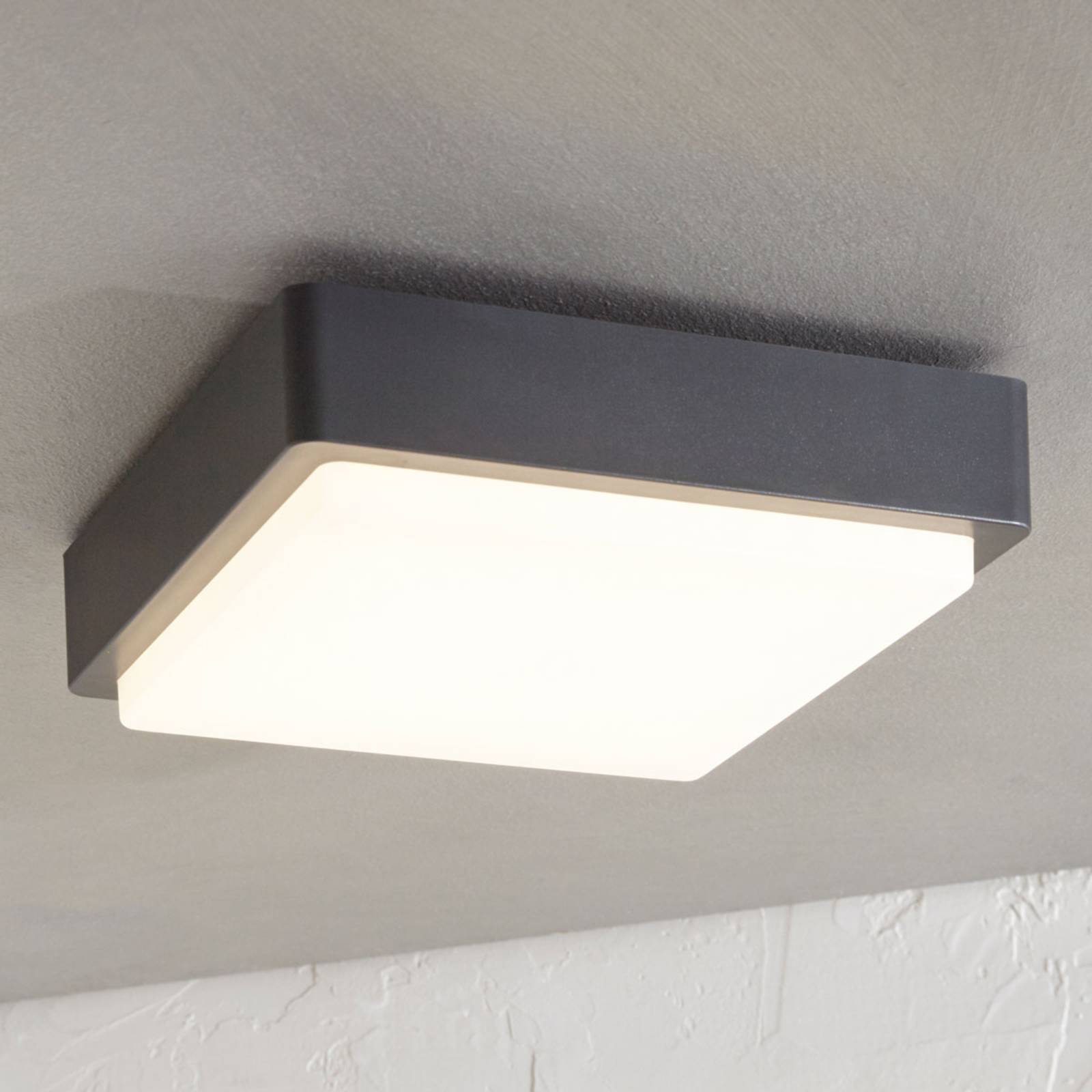 foto del prodotto lindby plafoniera led da esterni nermin, 22 cm, ip65, angolare