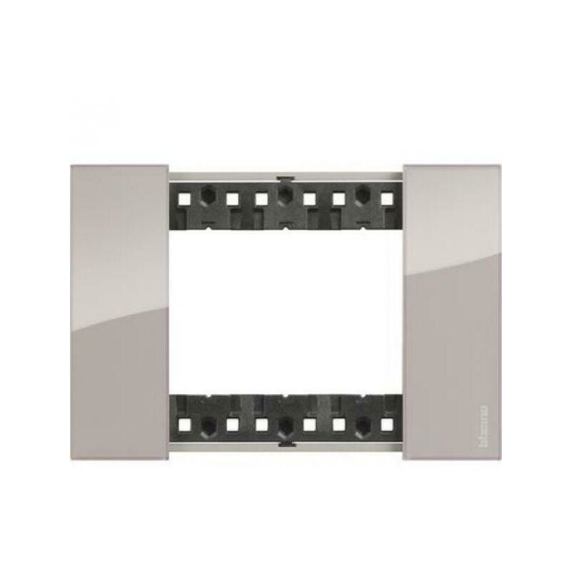 foto del prodotto living now placca 3 moduli in plastica bimaterica colore aura ka4803dm bticino