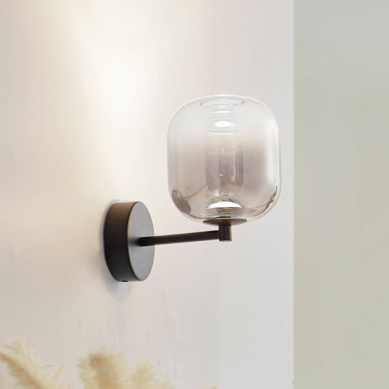 foto del prodotto lucande applique a led avelina, grigio fumo