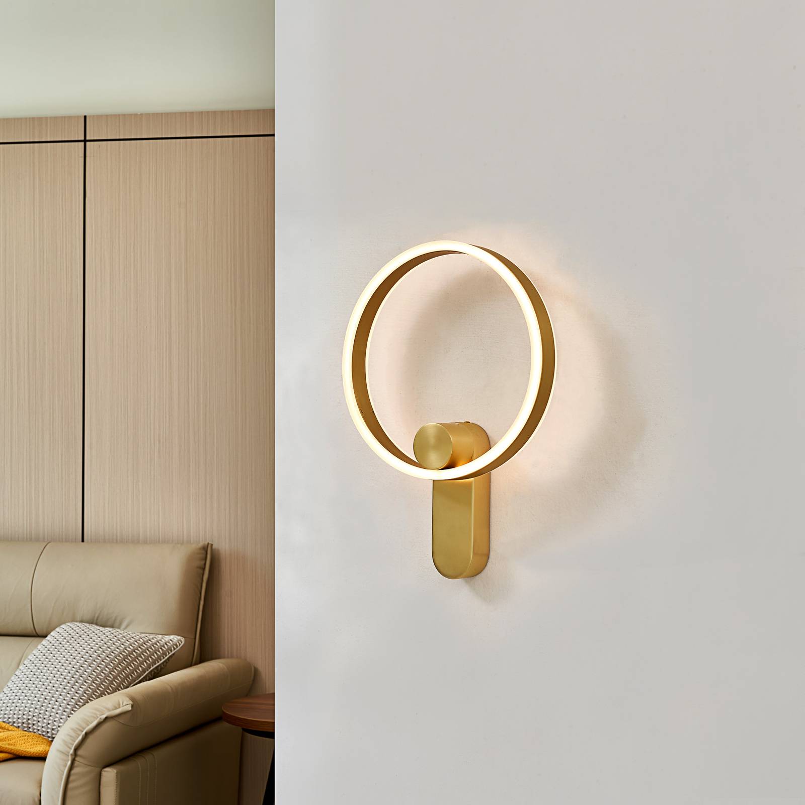 foto del prodotto lucande applique a led yekta, diretta, color ottone, dimmerabile