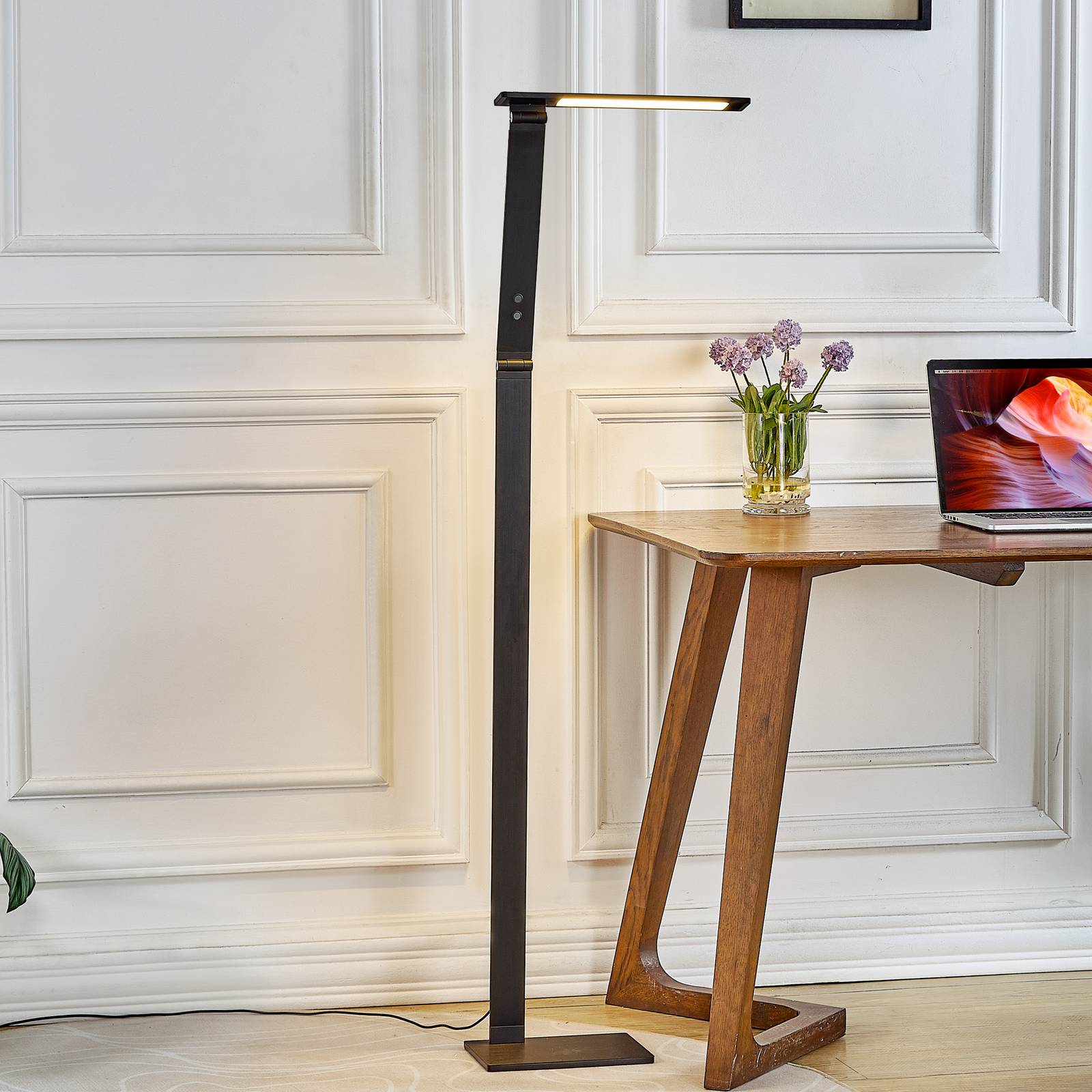 foto del prodotto lucande lampada led da pavimento salome a colore variabile