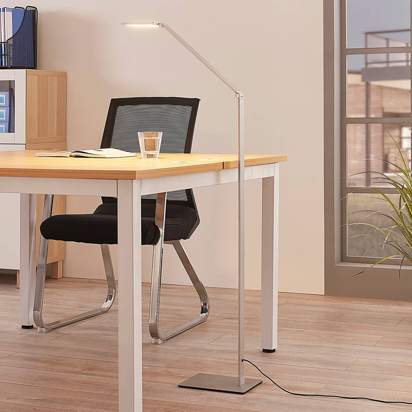 foto del prodotto lucande resi piantana led con dimmer, ideale per la lettura