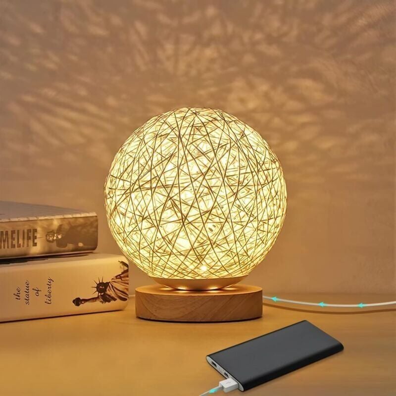 foto del prodotto luce notturna in rattan, lampada da tavolo in legno con paralume intrecciato a mano, ricaricabile tramite usb, lampada d atmosfera in rattan e legno
