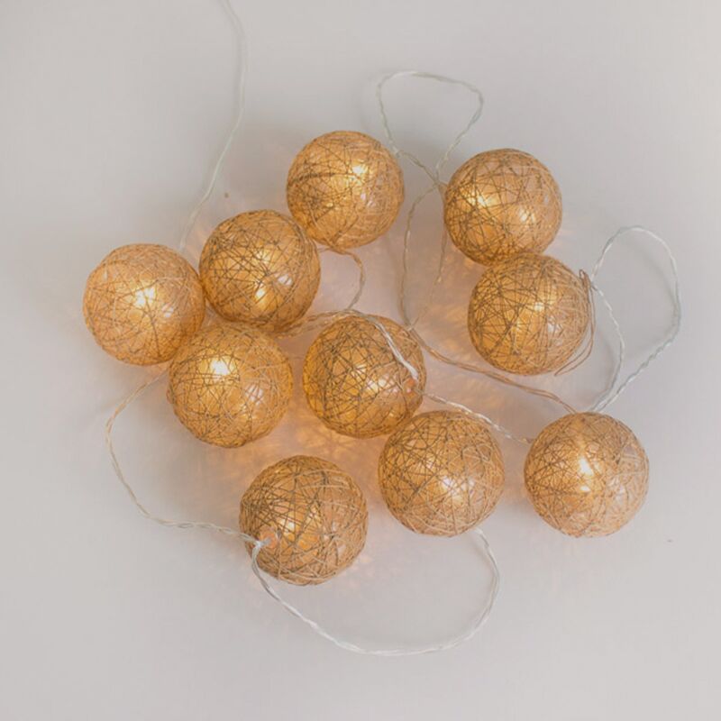 foto del prodotto luci natalizie decorative pallina. realizzate in fibre naturali e plastica. lunghezza 330 cm e luce led calda. realizzate in spagna