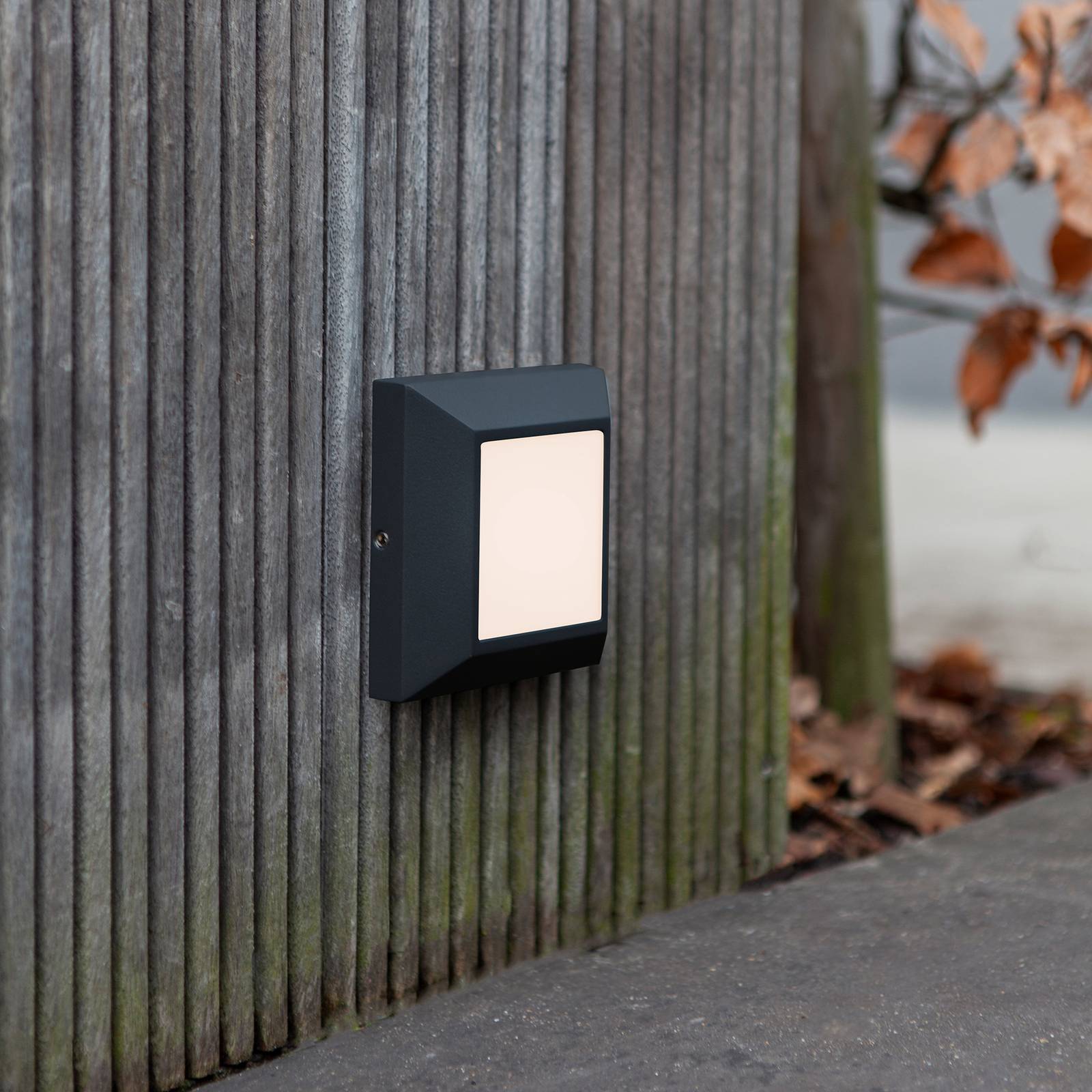 foto del prodotto lutec applique led da esterni helena, frontale 10cm nero