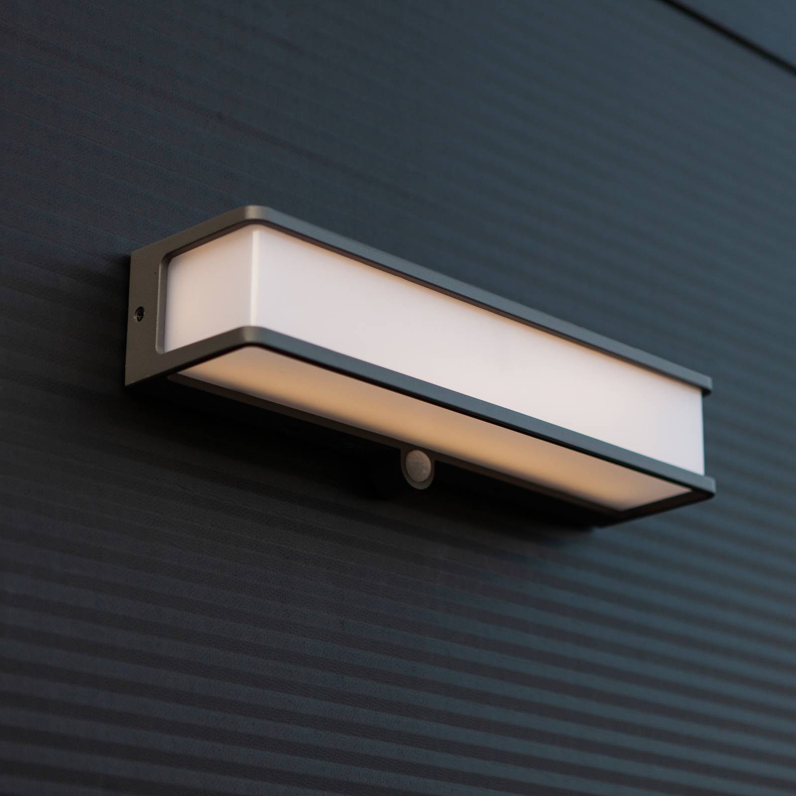 foto del prodotto lutec applique solare a led doblo con sensore, larghezza 35 cm