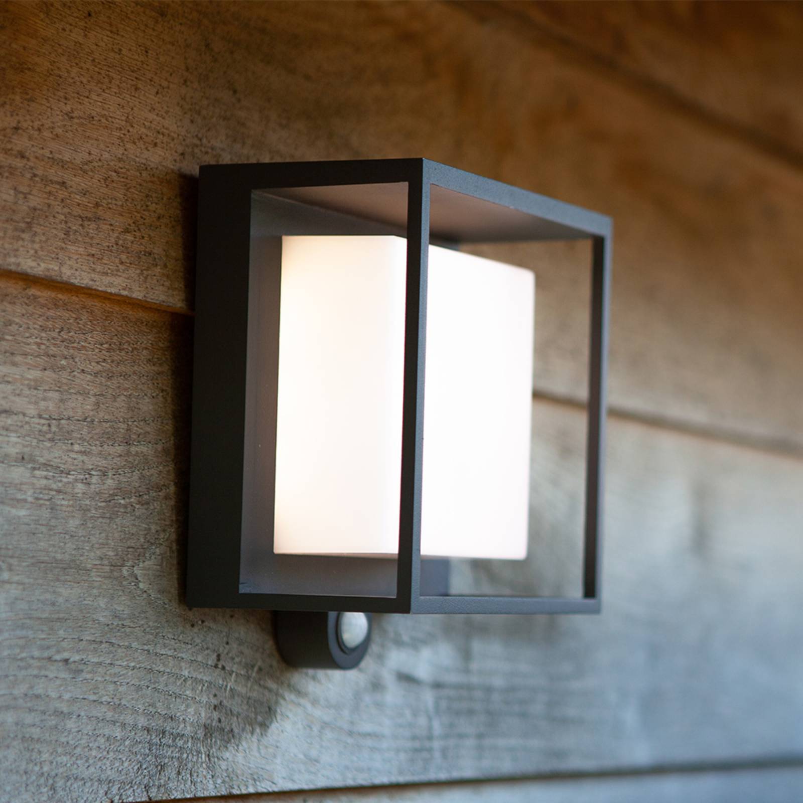 foto del prodotto lutec lampada solare led curtis con sensore di movimento