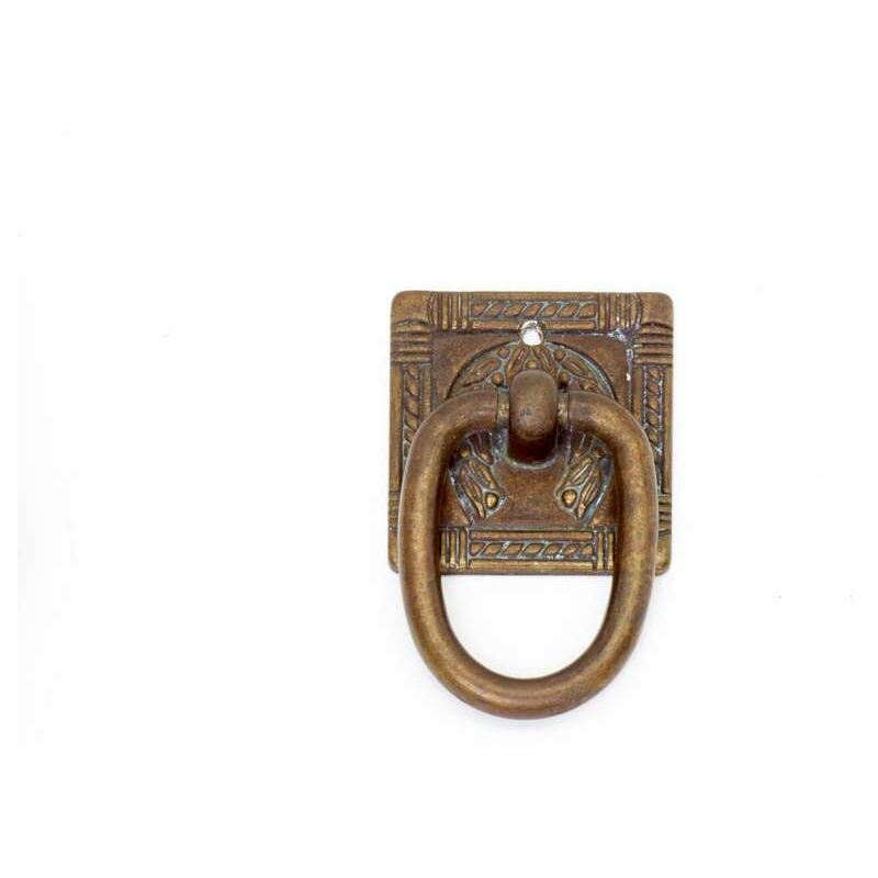 foto del prodotto maniglia piastra quadra con anello in metallo finitura patinato antico 34 x 54 mm