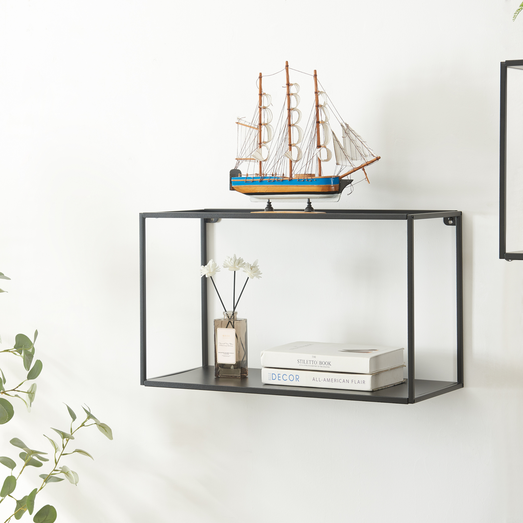 foto del prodotto mensola da parete notodden telaio rettangolare 60 x 25 x 35 cm acciaio nero en.casa 