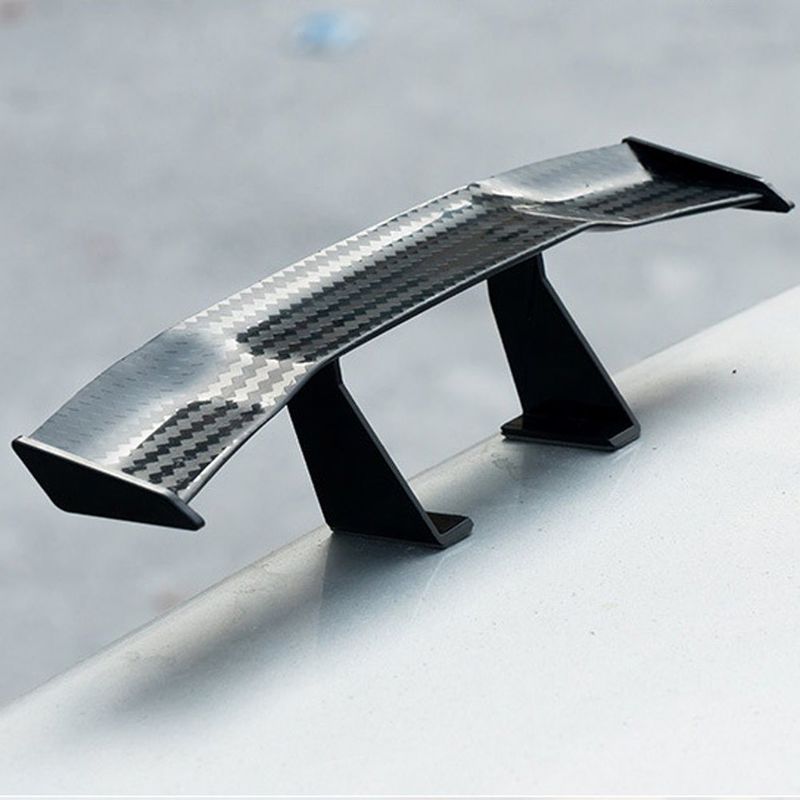 foto del prodotto mini spoiler universale in fibra di carbonio per auto moto