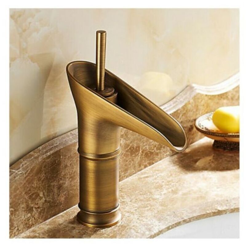 foto del prodotto miscelatore lavabo con bocca a cascata in ottone per un look anticato sollbry