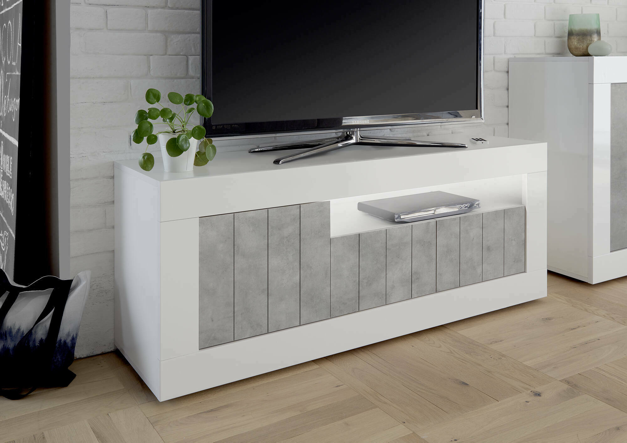 foto del prodotto mobile da soggiorno porta iole, made in italy, credenza per iole da salotto a 3 ante e ripiani, cm 138x56h42, colore bianco lucido e cemento