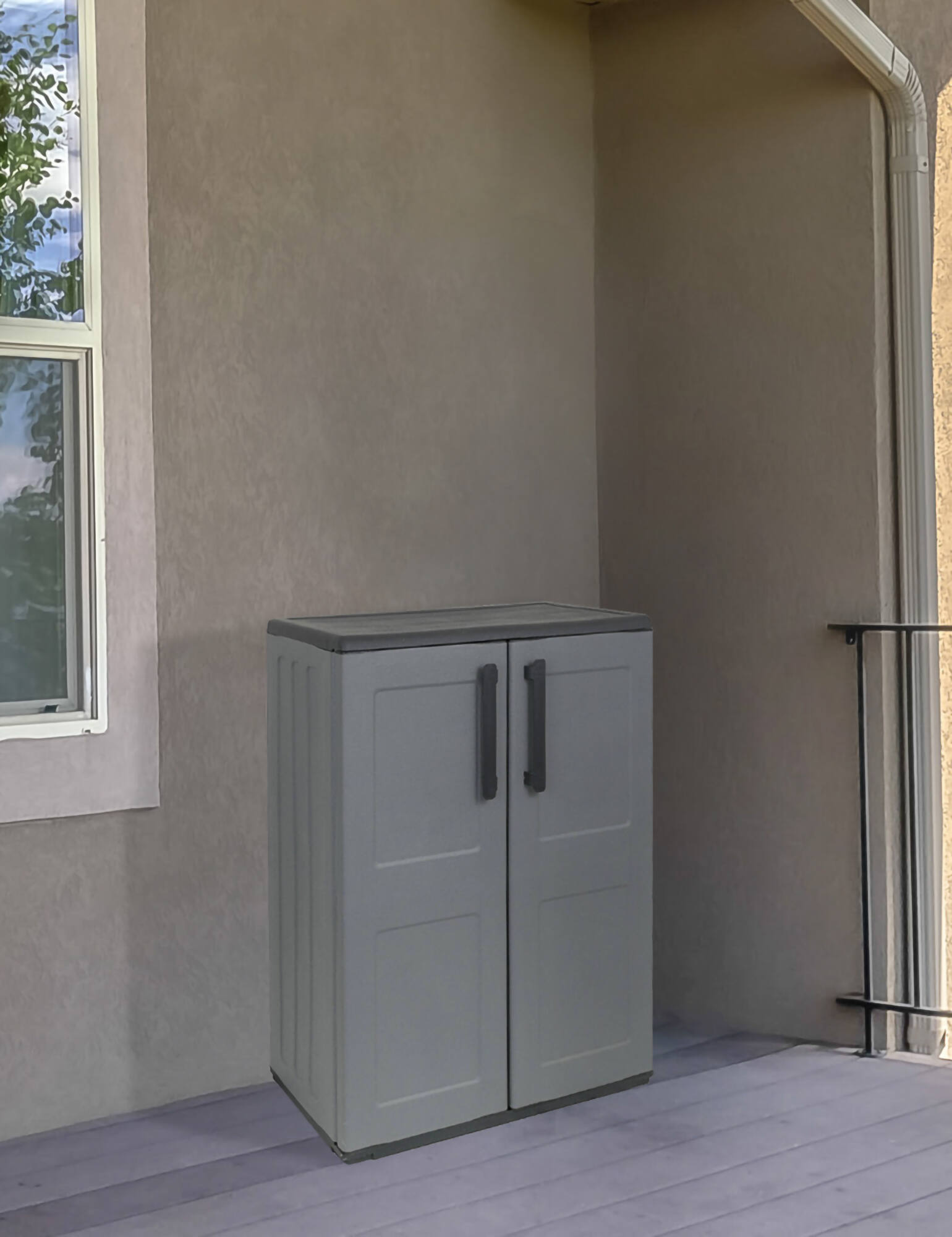 foto del prodotto mobiletto multiuso da esterno o arisa, armadio basso a 2 ante e 1 ripiano in polipropilene, 100 made in italy, cm 68x37h84, colore grigio