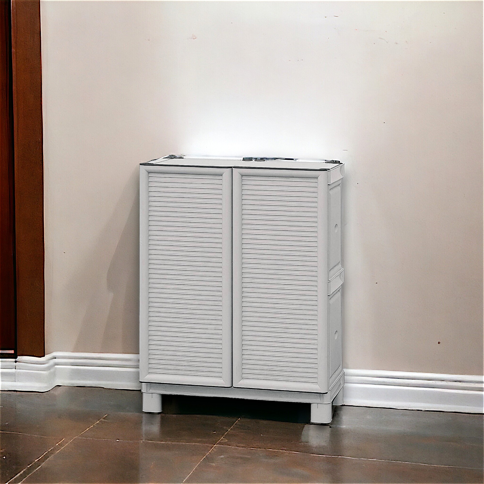 foto del prodotto mobiletto multiuso da esterno o arlinda, armadio basso a 2 ante e 1 ripiano in polipropilene, 100 made in italy, cm 70x39h92, colore grigio chiaro