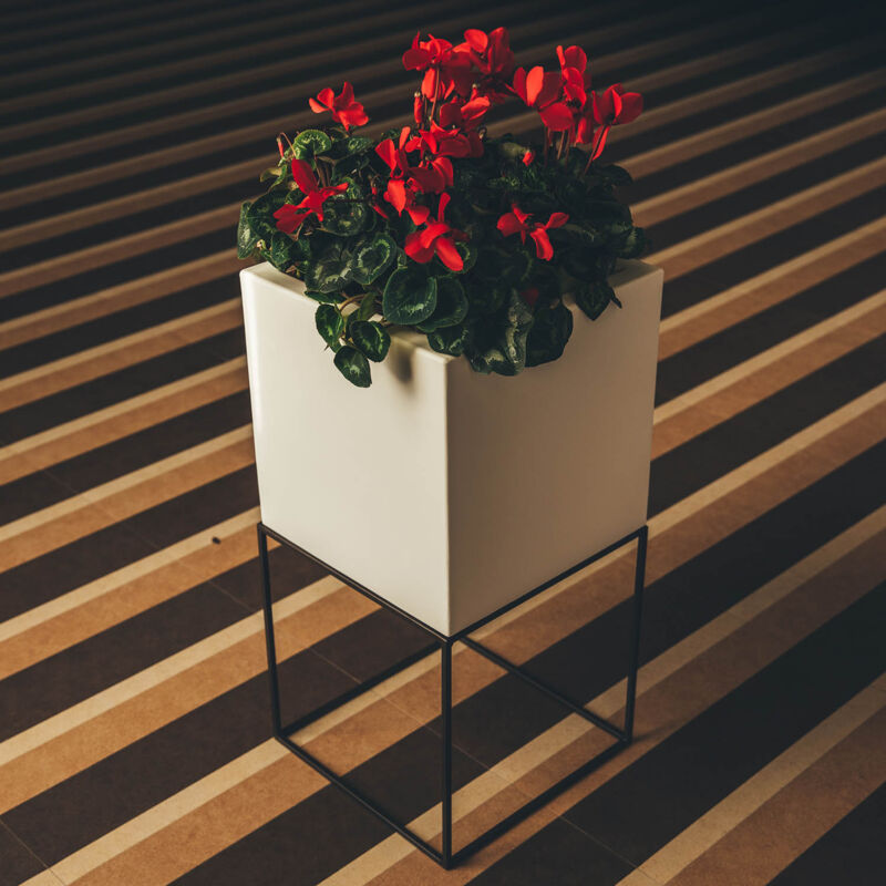foto del prodotto monacis struttura metallica verniciata nero per vaso lampada fioriera cube youcube matera 40x40 h 40 cm