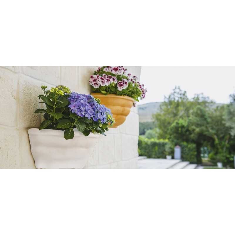 foto del prodotto monacis vaso gerla a parete thea in resina per piante e fiori made in italy da esterno bianco