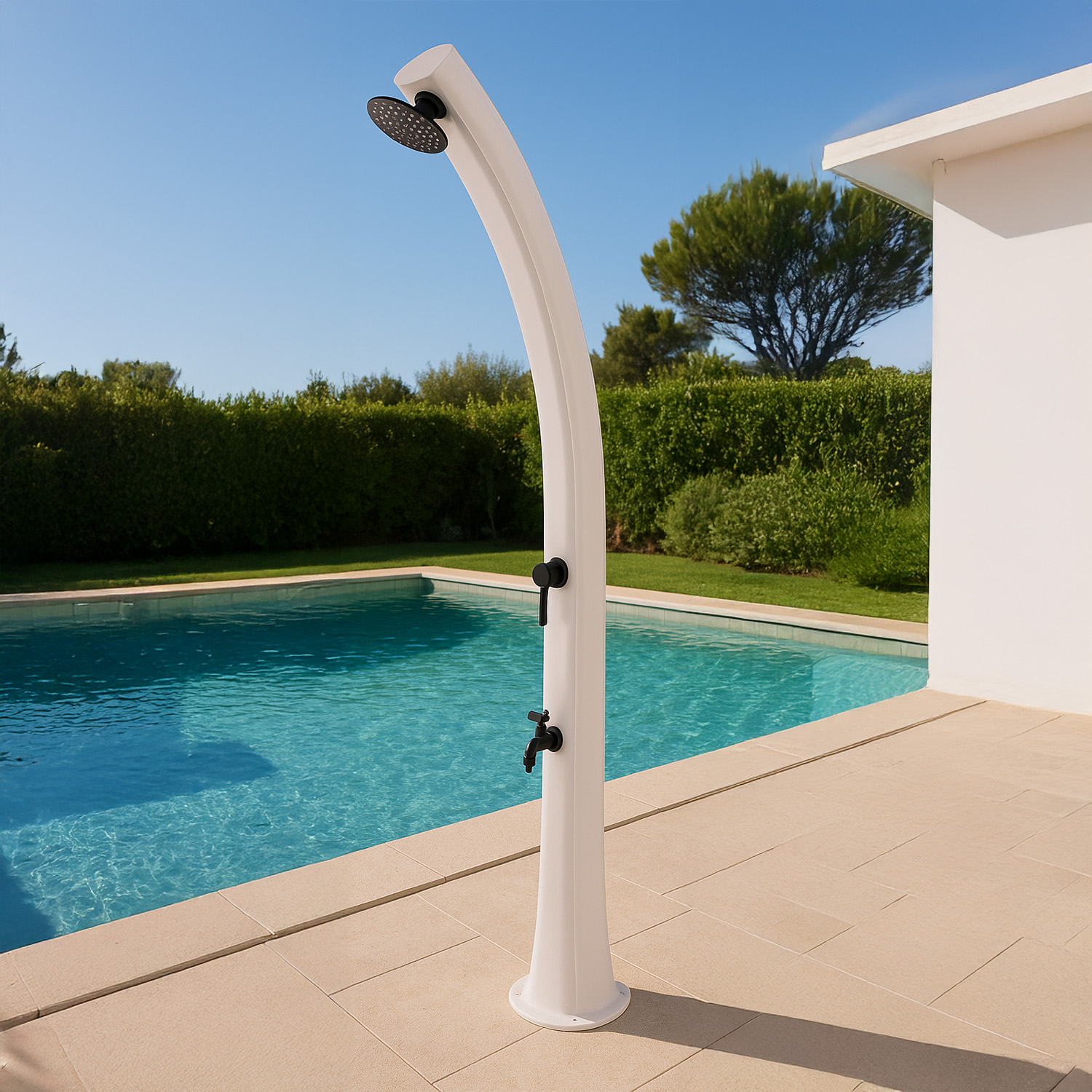 foto del prodotto mpc doccia riscaldamento solare bianca in polietilene hd struttura curva altezza 226 cm serbatoio 25 litri e accessori in ottone modello rio