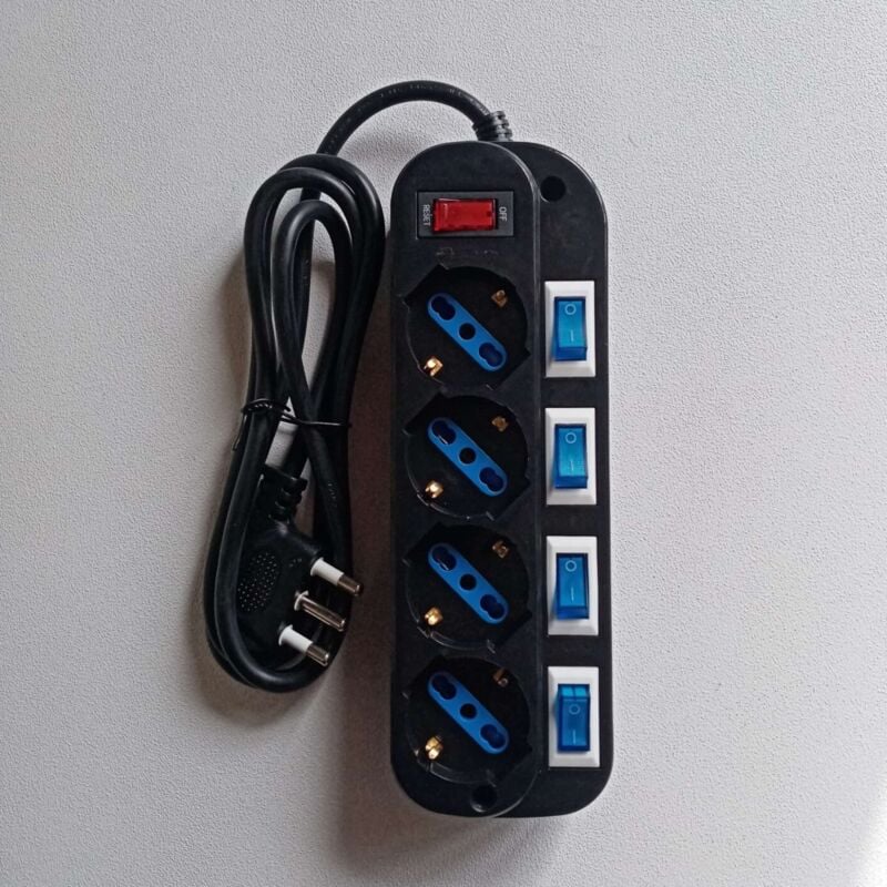 foto del prodotto multipresa nera da 4 posti universali con 5 interruttori cavo da 1,5mt