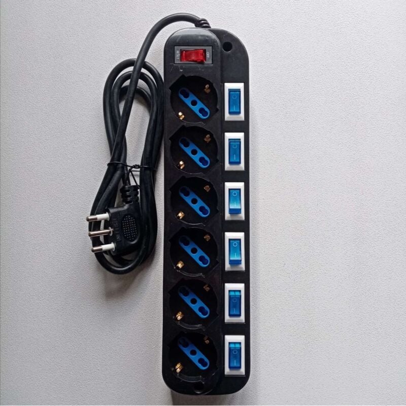 foto del prodotto multipresa nera da 6 posti universali con 7 interruttori cavo da 1,5mt