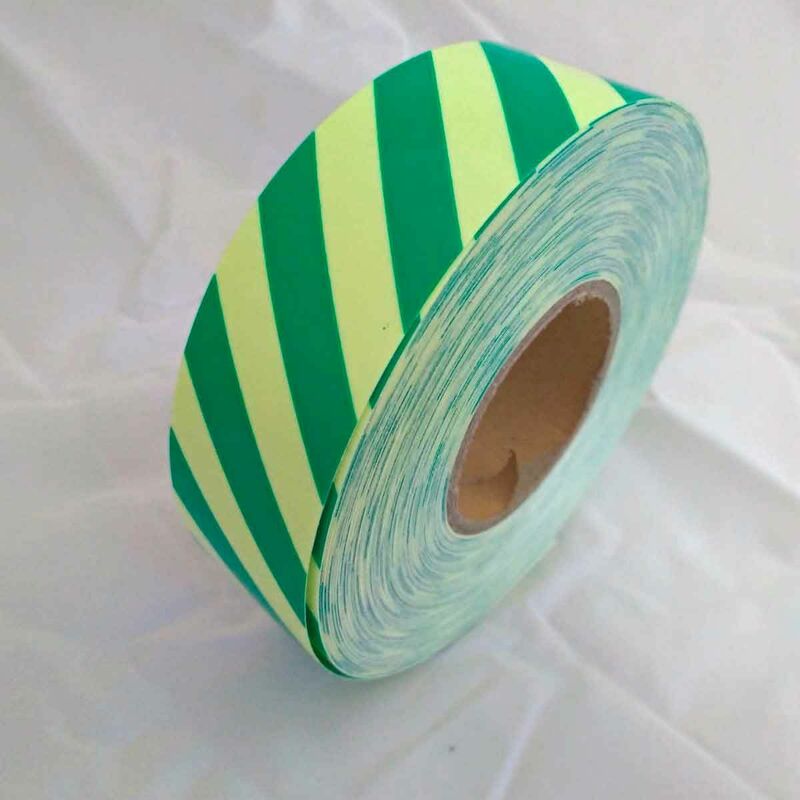 foto del prodotto nastro adesivo segnalazione luminescente da 50mm con stripe verdi packaging 50mm 5cm x 5mt