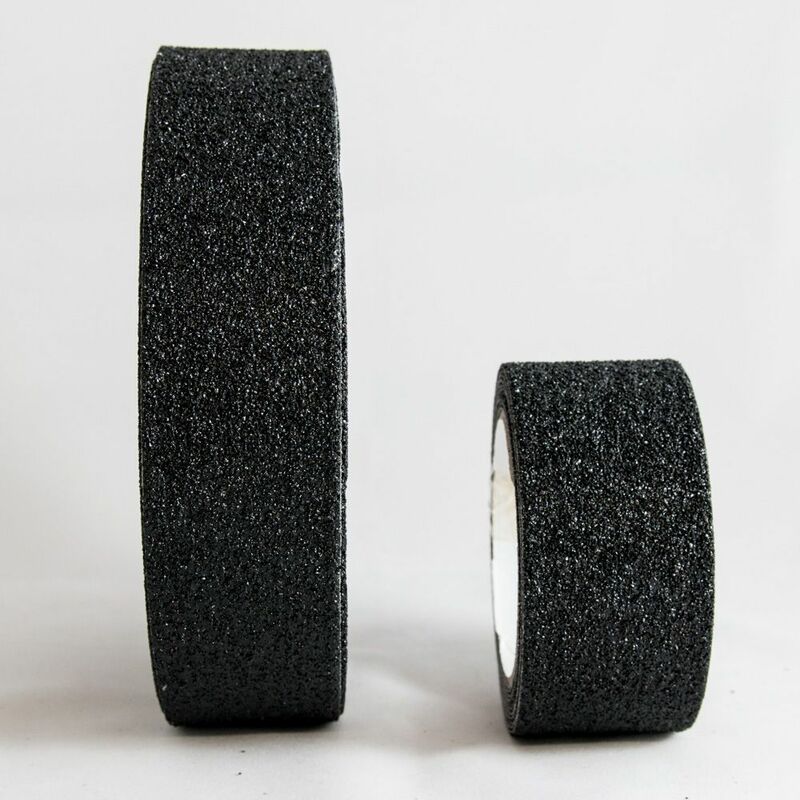 foto del prodotto nastro antiscivolo adesivo certificato extra grip nero in varie misure packaging 25 mm x 18,3 mt 1 rotolo 