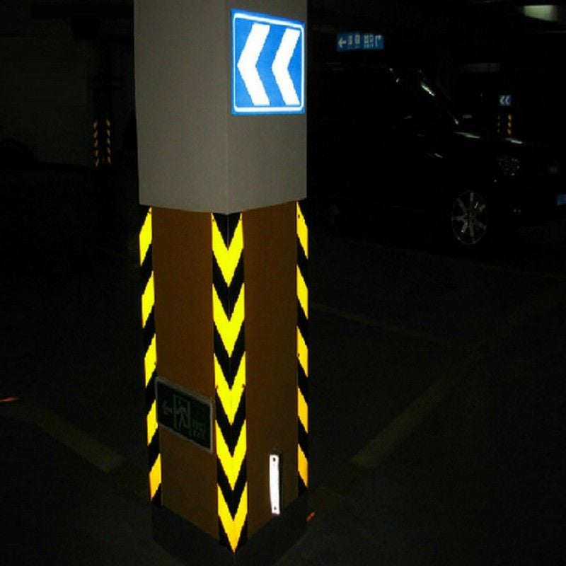 foto del prodotto nastro prismatico rifrangente giallo con frecce nere per segnalazione parcheggio 100mm misura 100mm 10cm x 10 metri