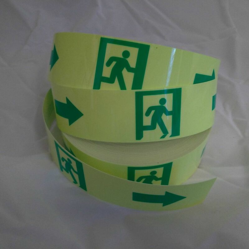 foto del prodotto nastro uscita di emergenza in pvc adesivo luminescente 50mm x 2 metri misura frecce direzionali destra 50mm x 2 mt 10 cartelli