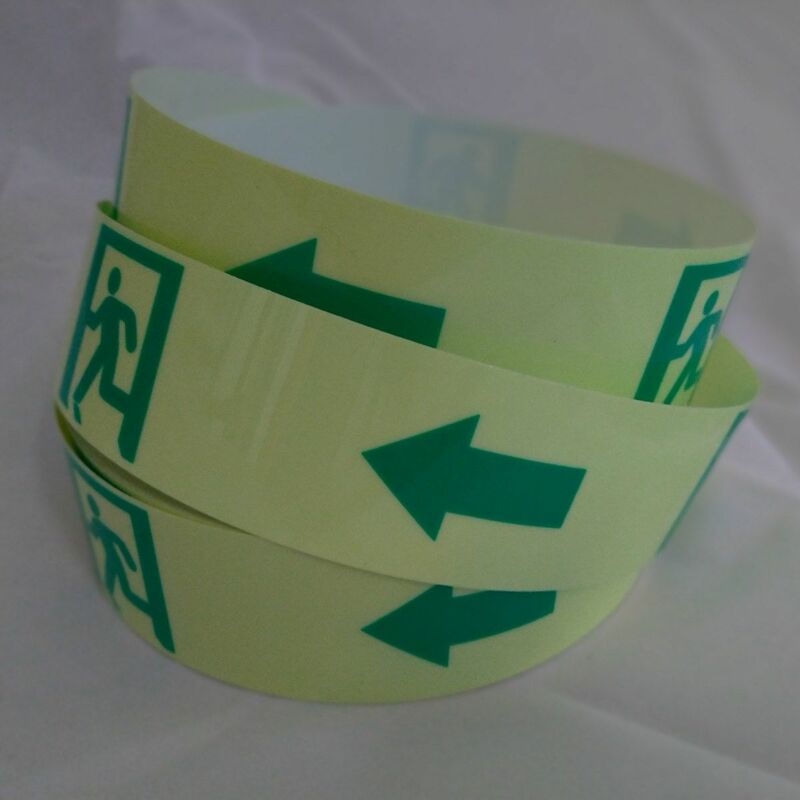 foto del prodotto nastro uscita di emergenza in pvc adesivo luminescente 50mm x 2 metri misura frecce direzionali sinistra 50mm x 2 mt 10 cartelli