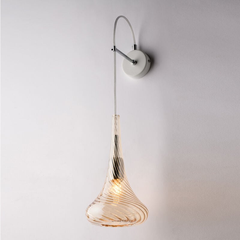 foto del prodotto nemesi applique in ferro con vetro ambra pyrex 1 luce .14 p.21 bl280 ap1 am