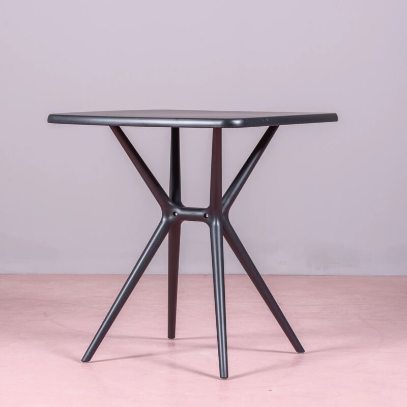 foto del prodotto nest dream tavolo quadrato in plastica dream nero