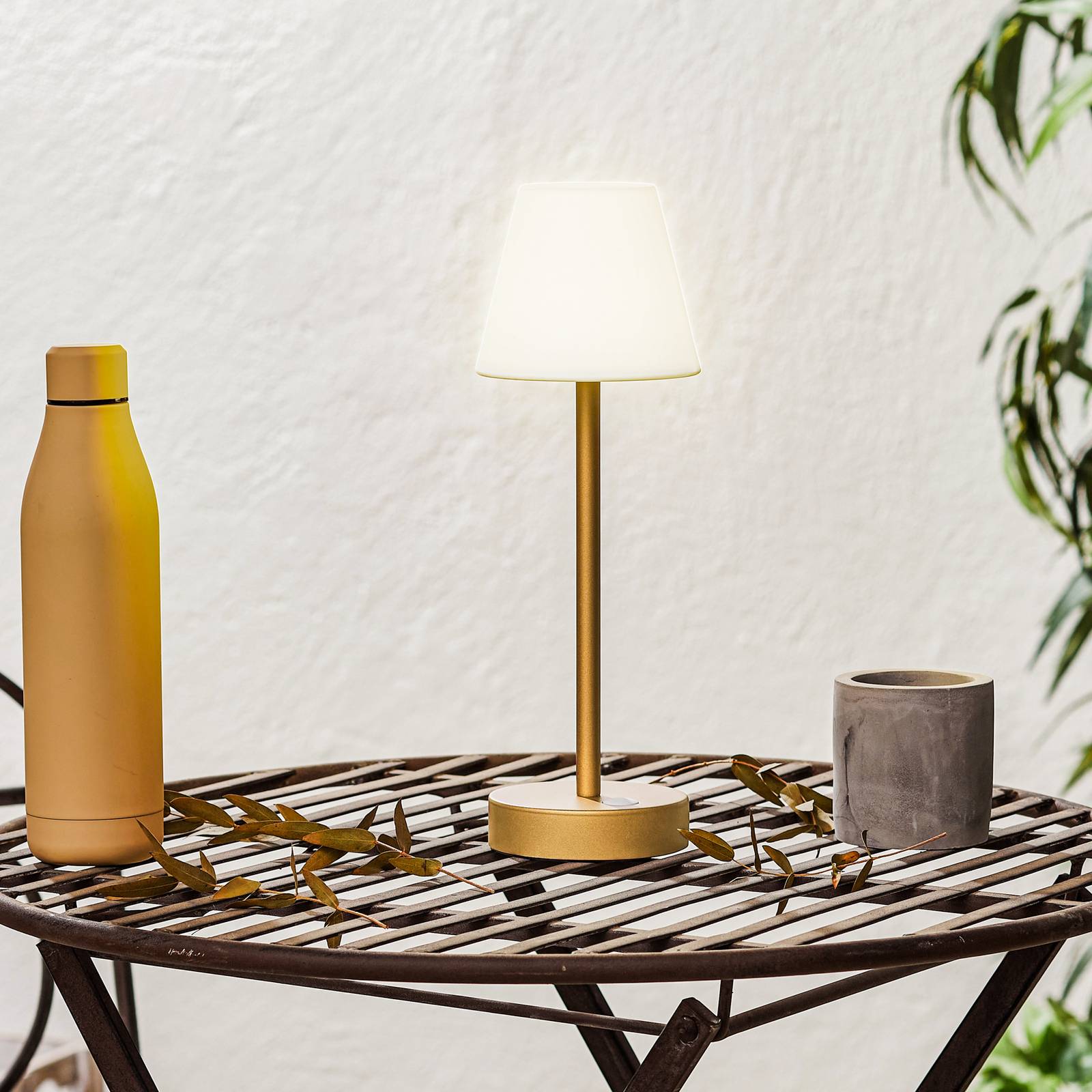 foto del prodotto newgarden lola slim led da tavolo accu, ottone