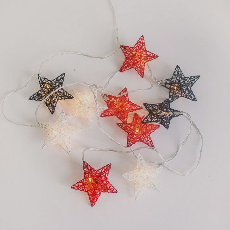 foto del prodotto newgarden stellina ghirlanda luminosa natalizia decorativa. paralume a forma di stella. lunghezza 330 cm e luce led calda. realizzata in spagna