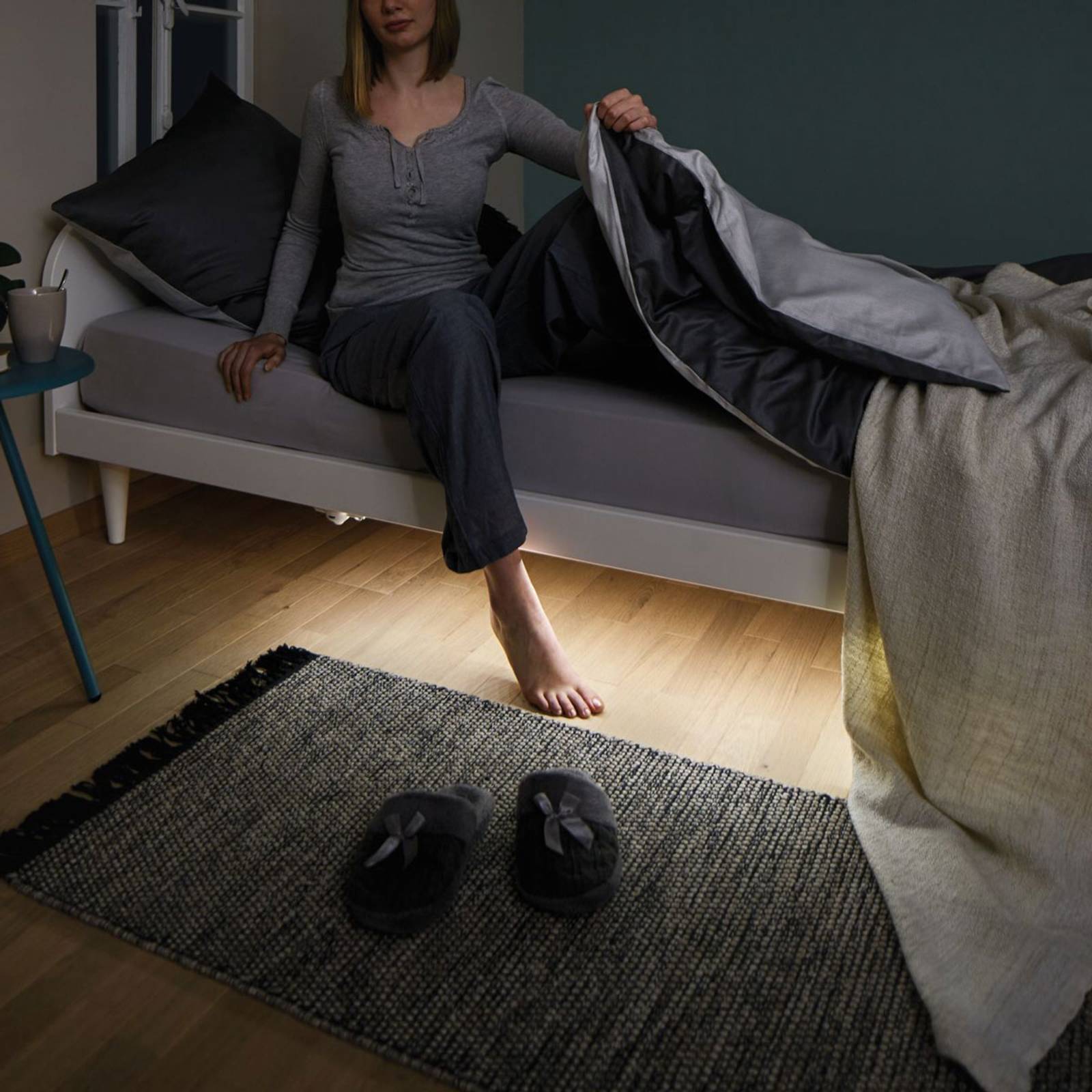foto del prodotto night comfort 70955 kit completo striscia led con sensore di movimento con spina 12 v 1 m bianco caldo 1 pz. paulmann