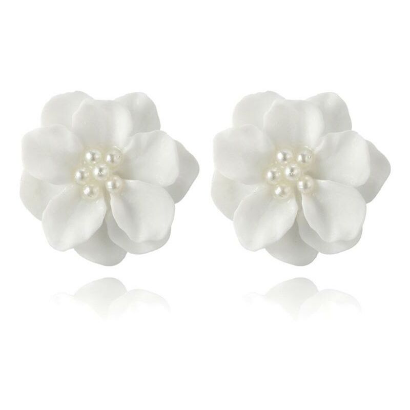 foto del prodotto orecchini eleganti con petali di fiori di camelia bianca in resina per gioielli da donna