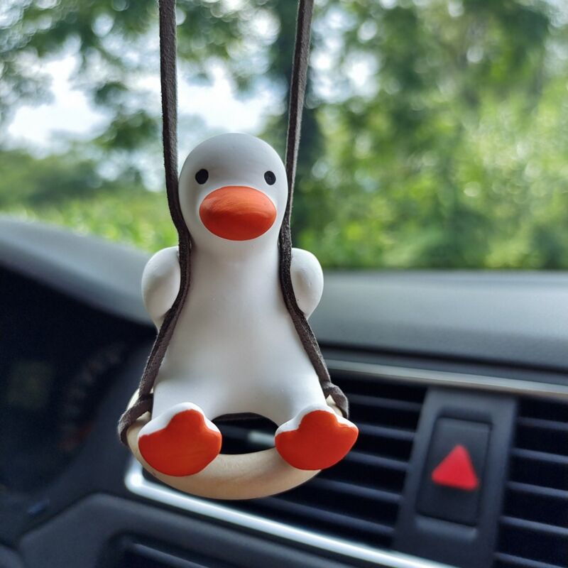 foto del prodotto ornamenti dell automobile, ciondolo carino dell anatra oscillante con l anello di nuoto ornamenti dello specchio dell automobile regali di compleanno