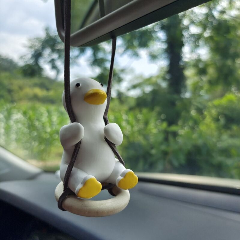 foto del prodotto ornamenti dell automobile, ciondolo carino dell anatra oscillante con l anello di nuoto ornamenti dello specchio dell automobile regali di compleanno