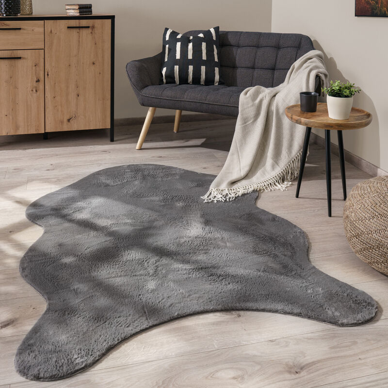 foto del prodotto paco home tappeto salotto pelo corto monocolore in forma finta pelliccia moderna morbida antracite, 120x160 cm forma di pelliccia